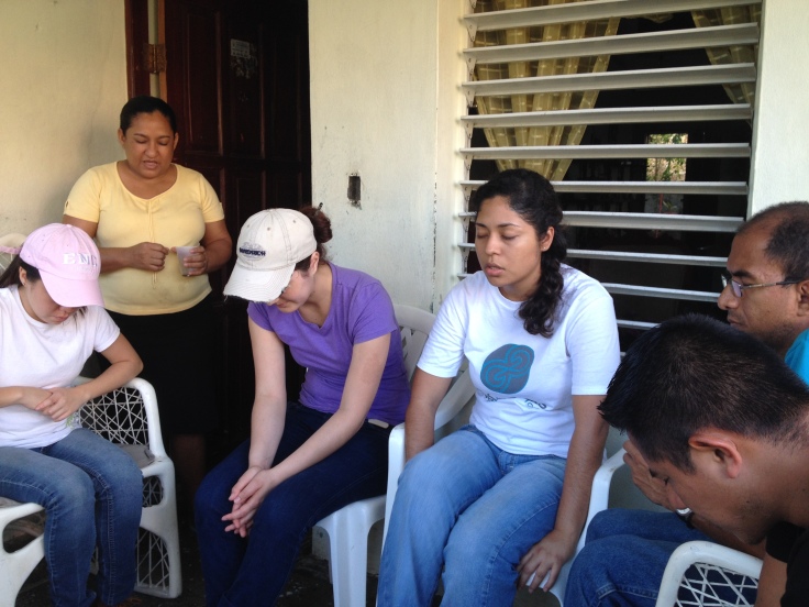 Orando con una familia pastoral en Santo Domingo...